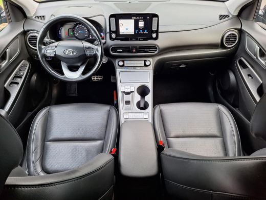Hyundai KONA EV Premium 64 kWh | Achteruitrijcamera | Parkeersensoren | Stoelverwarming/verkoeling | Head-up d... ActivLease financial lease