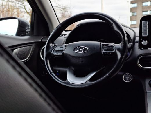 Hyundai KONA EV Premium 64 kWh | Achteruitrijcamera | Parkeersensoren | Stoelverwarming/verkoeling | Head-up d... ActivLease financial lease