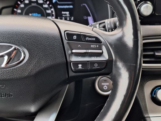 Hyundai KONA EV Premium 64 kWh | Achteruitrijcamera | Parkeersensoren | Stoelverwarming/verkoeling | Head-up d... ActivLease financial lease
