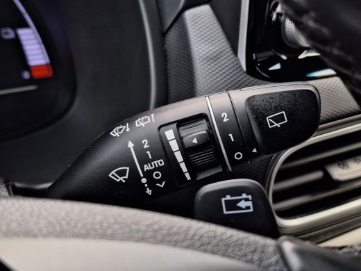 Hyundai KONA EV Premium 64 kWh | Achteruitrijcamera | Parkeersensoren | Stoelverwarming/verkoeling | Head-up d... ActivLease financial lease