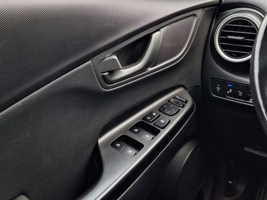 Hyundai KONA EV Premium 64 kWh | Achteruitrijcamera | Parkeersensoren | Stoelverwarming/verkoeling | Head-up d... ActivLease financial lease
