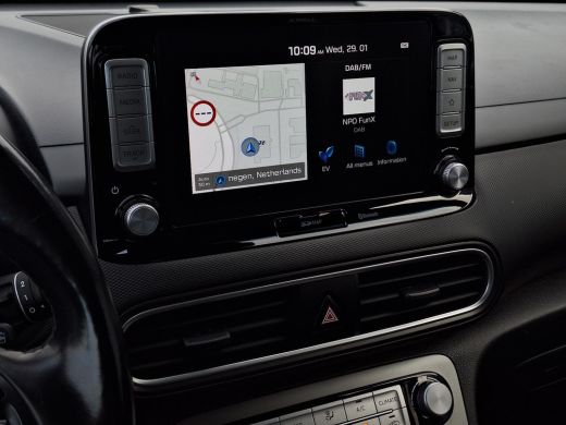 Hyundai KONA EV Premium 64 kWh | Achteruitrijcamera | Parkeersensoren | Stoelverwarming/verkoeling | Head-up d... ActivLease financial lease