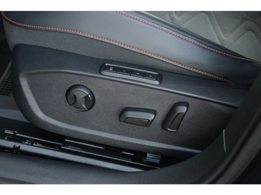 Seat Leon Sportstourer 1.5 eTSI FR Launch Edition | Automaat | Trekhaak | CarPlay | Half Leer | Virtual ActivLease financial lease