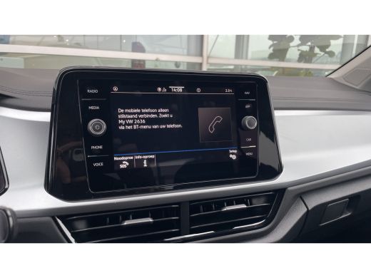 Volkswagen T-Roc 116PK | NAVI | Camera | 19'' Velgen | LED IQ light | Airco ECC | Draadloos App ActivLease financial lease