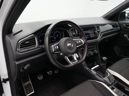 Volkswagen T-Roc 1.5 TSI 150pk Sport R-Line Panorama Trekhaak El. Klep Navigatie 24 ActivLease financial lease