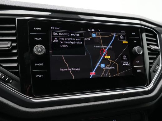 Volkswagen T-Roc 1.5 TSI 150pk Sport R-Line Panorama Trekhaak El. Klep Navigatie 24 ActivLease financial lease