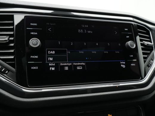 Volkswagen T-Roc 1.5 TSI 150pk Sport R-Line Panorama Trekhaak El. Klep Navigatie 24 ActivLease financial lease