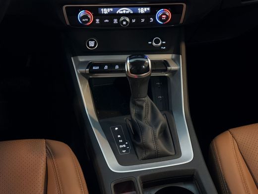 Audi Q3 Sportback 35 TFSI 150pk Business Edition / Lederen bekleding / MMI navigatie plus / Parkeersensoren achter ActivLease financial lease