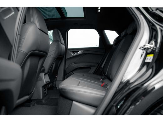 Audi Q4 e-tron Audi S edition | 3-zone airconditioning | Achterklep, automatisch bedienbaar | Achteruitrijcamera ActivLease financial lease