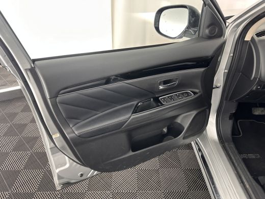 Mitsubishi Outlander 2.4 PHEV Intense AWD (INCL-BTW) *FULL-LED | LEATHER-MICROFIBRE | COMFORT-SEATS | CARPLAY | CAMERA... ActivLease financial lease