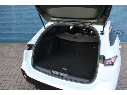 Peugeot 308 SW 1.2 PureTech GT | Achterbank in 3 delen neerklapbaar met skiluik | Achteropkomend verkeer waar... ActivLease financial lease