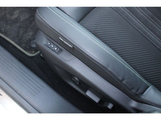 Peugeot 308 SW 1.2 PureTech GT | Achterbank in 3 delen neerklapbaar met skiluik | Achteropkomend verkeer waar... ActivLease financial lease