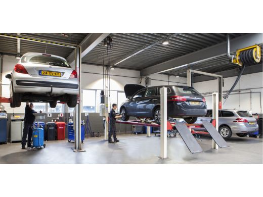 Peugeot 308 SW 1.2 PureTech GT | Achterbank in 3 delen neerklapbaar met skiluik | Achteropkomend verkeer waar... ActivLease financial lease