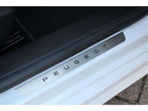 Peugeot 308 SW 1.2 PureTech GT | Achterbank in 3 delen neerklapbaar met skiluik | Achteropkomend verkeer waar... ActivLease financial lease