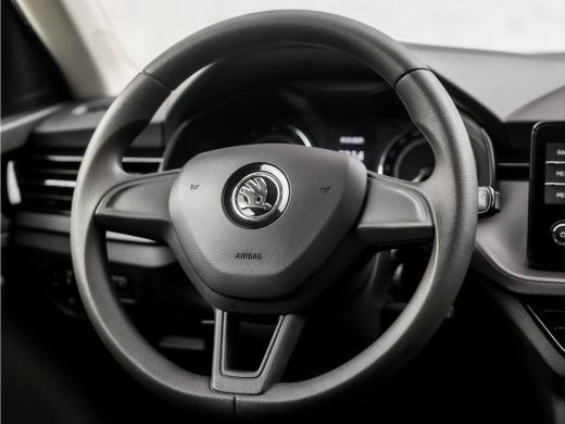 Skoda Scala 1.0 TSI Active Sport (APPLE CARPLAY, AIRCO, STOELVERWARMING, ELEK PAKKET, ARMSTEUN, SPORTSTOELEN,... ActivLease financial lease