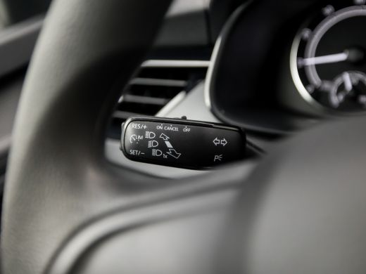 Skoda Scala 1.0 TSI Active Sport (APPLE CARPLAY, AIRCO, STOELVERWARMING, ELEK PAKKET, ARMSTEUN, SPORTSTOELEN,... ActivLease financial lease