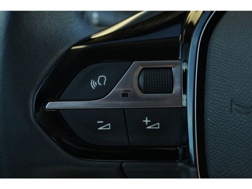 Peugeot 208 1.2 Allure | Climate & Cruise C. | Donker Glas | 16'' LMV | Carplay | Park Assist | DAB | ActivLease financial lease