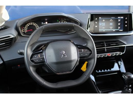 Peugeot 208 1.2 Allure | Climate & Cruise C. | Donker Glas | 16'' LMV | Carplay | Park Assist | DAB | ActivLease financial lease