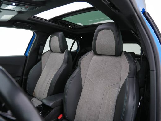 Peugeot e-2008 EV GT 50 kWh (INCL-BTW) Aut. *PANO | ADAPT.CRUISE | DIGI-COCKPIT | FULL-LED | BLIS | KEYLESS | MI... ActivLease financial lease