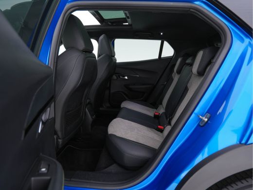 Peugeot e-2008 EV GT 50 kWh (INCL-BTW) Aut. *PANO | ADAPT.CRUISE | DIGI-COCKPIT | FULL-LED | BLIS | KEYLESS | MI... ActivLease financial lease