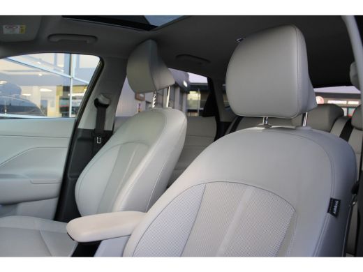 Hyundai KONA Electric Hyundai Premium Sky 65.4 kWh Leder| Panorama dak| grote accu| Als nieuw! | Achterruitverwarming |... ActivLease financial lease