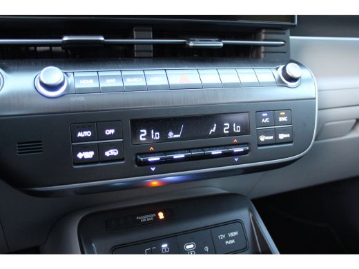 Hyundai KONA Electric Hyundai Premium Sky 65.4 kWh Leder| Panorama dak| grote accu| Als nieuw! | Achterruitverwarming |... ActivLease financial lease
