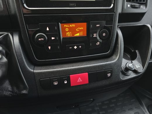 Peugeot Boxer 2.2 BlueHDi 140 L2 H2 3.5t - 140 Pk - Euro 6 - Navi - Climate Control - Cruise Control ActivLease financial lease