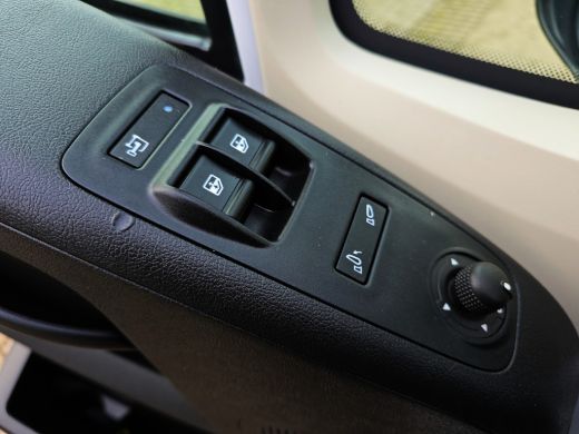 Peugeot Boxer 2.2 BlueHDi 140 L2 H2 3.5t - 140 Pk - Euro 6 - Navi - Climate Control - Cruise Control ActivLease financial lease
