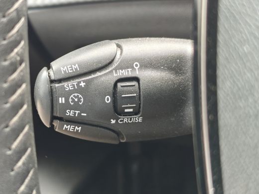 Peugeot 208 1.2 PureTech Allure Pack | Achterbank in delen neerklapbaar | Airco | Apple Carplay/Android Auto|... ActivLease financial lease