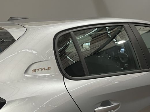 Peugeot 208 Style | Dashboard en deurpanelen in kunststof met carboneffect | Ecoled koplampen | Elektrisch ve... ActivLease financial lease