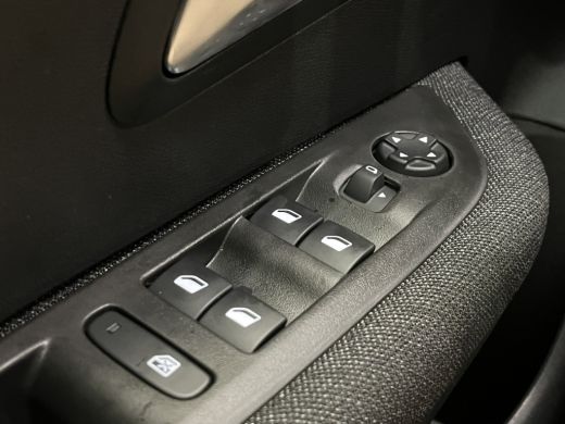 Peugeot 208 Style | Dashboard en deurpanelen in kunststof met carboneffect | Ecoled koplampen | Elektrisch ve... ActivLease financial lease