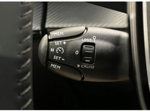 Peugeot 208 Style | Dashboard en deurpanelen in kunststof met carboneffect | Ecoled koplampen | Elektrisch ve... ActivLease financial lease
