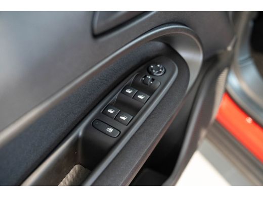 Fiat 600E Urban 54 kWh 3 Fase | Apple Carplay & Android Auto | Climate Control | Parkeersensoren | ActivLease financial lease