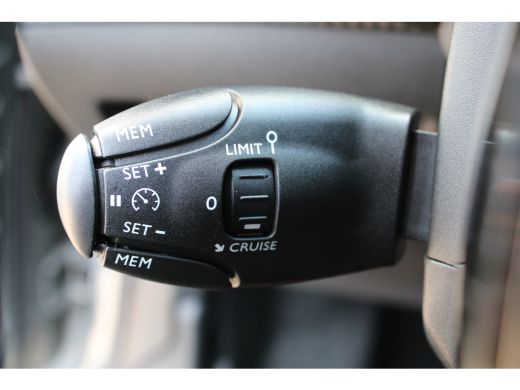 Peugeot e-208 EV Style 50 kWh | Navigatie | Stoelverwarming | Fase 3 | Nieuw model | BTW | ActivLease financial lease