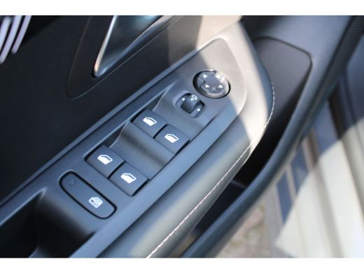Peugeot e-208 EV Style 50 kWh | Navigatie | Stoelverwarming | Fase 3 | Nieuw model | BTW | ActivLease financial lease