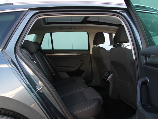 Skoda Superb Combi 1.4 TSI iV 218pk | Facelift | Pano dak | Trekhaak ActivLease financial lease