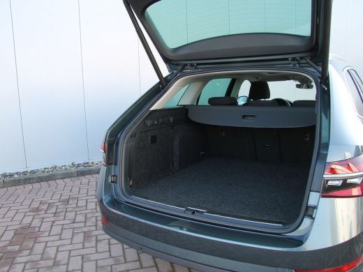 Skoda Superb Combi 1.4 TSI iV 218pk | Facelift | Pano dak | Trekhaak ActivLease financial lease