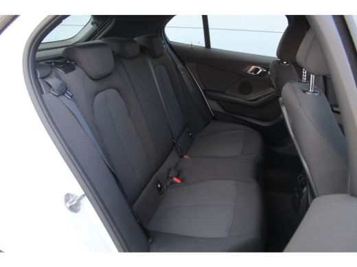 BMW 1-serie 118i Executive Edition automaat | Navi | Carplay | Clima | Led | Cruise | Komt binnenkort binnen!... ActivLease financial lease