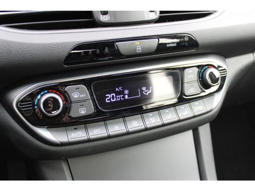 Hyundai i30 1.5 T-GDi MHEV Premium | Achteruitrijcamera | Keyless entry | Parkeersensor voor ActivLease financial lease