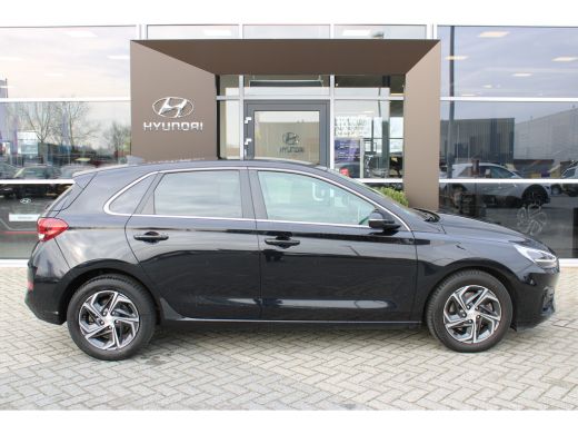 Hyundai i30 1.5 T-GDi MHEV Premium | Achteruitrijcamera | Keyless entry | Parkeersensor voor ActivLease financial lease