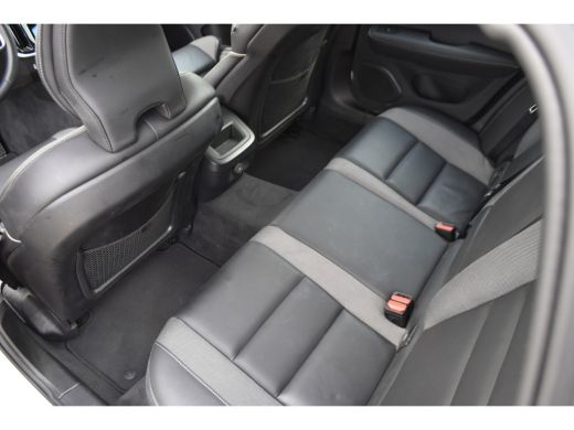 Volvo  V60 Volvo B3 Plus Dark | HarmanKardon | 360°Camera | Trekhaak ActivLease financial lease