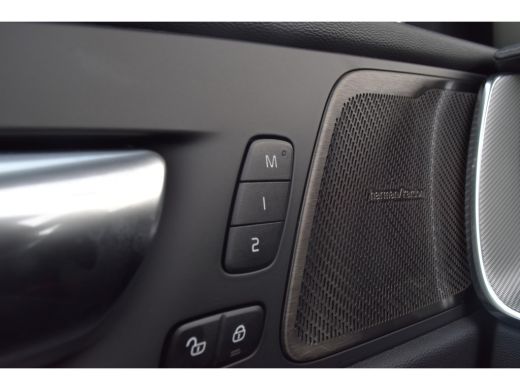 Volvo  XC60 Volvo Recharge T6 AWD Ultimate Dark |Trekhaak |CrystalWhite |Pano |LageKM! ActivLease financial lease
