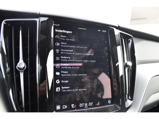 Volvo  XC60 Volvo Recharge T6 AWD Ultimate Dark |Trekhaak |CrystalWhite |Pano |LageKM! ActivLease financial lease