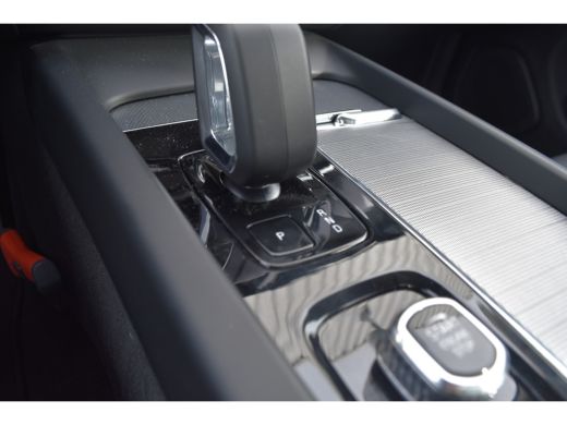 Volvo  XC60 Volvo Recharge T6 AWD Ultimate Dark |Trekhaak |CrystalWhite |Pano |LageKM! ActivLease financial lease