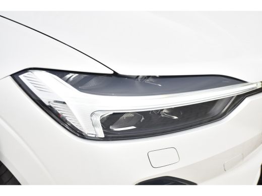Volvo  XC60 Volvo Recharge T6 AWD Ultimate Dark |Trekhaak |CrystalWhite |Pano |LageKM! ActivLease financial lease