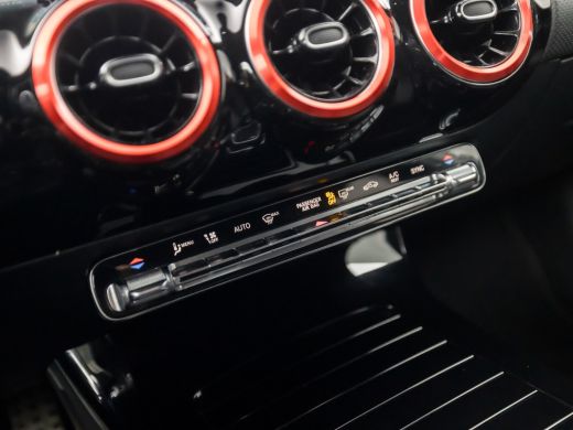 Mercedes A-Klasse 180 AMG Sport Automaat (SCHUIFDAK, APPLE CARPLAY, GROOT NAVI, CAMERA, LEDER/ALCANTARA, WIDE SCREE... ActivLease financial lease