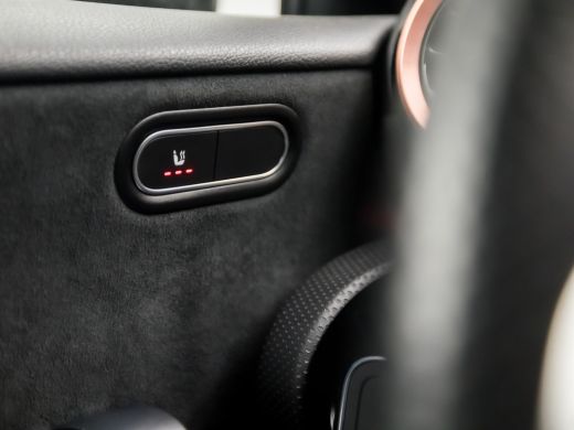 Mercedes A-Klasse 180 AMG Sport Automaat (SCHUIFDAK, APPLE CARPLAY, GROOT NAVI, CAMERA, LEDER/ALCANTARA, WIDE SCREE... ActivLease financial lease