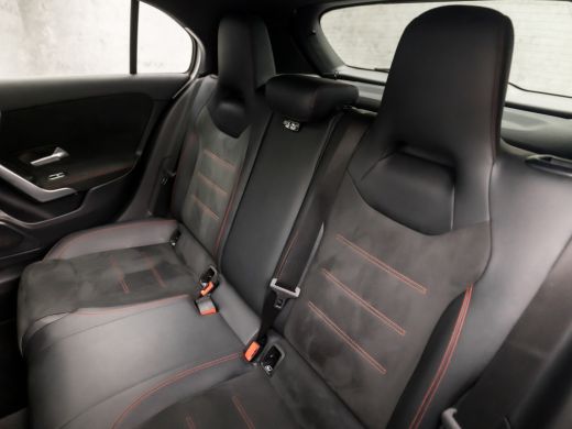 Mercedes A-Klasse 180 AMG Sport Automaat (SCHUIFDAK, APPLE CARPLAY, GROOT NAVI, CAMERA, LEDER/ALCANTARA, WIDE SCREE... ActivLease financial lease