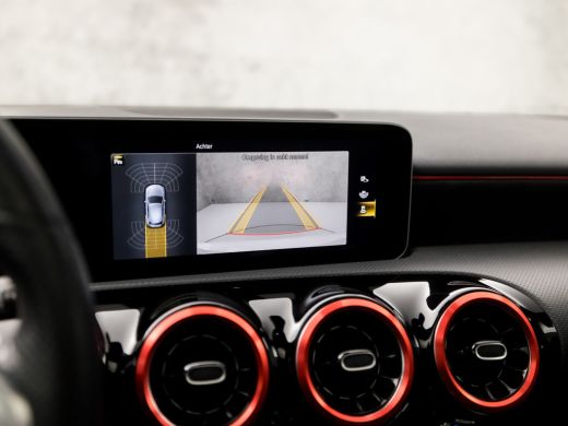 Mercedes A-Klasse 180 AMG Sport Automaat (SCHUIFDAK, APPLE CARPLAY, GROOT NAVI, CAMERA, LEDER/ALCANTARA, WIDE SCREE... ActivLease financial lease
