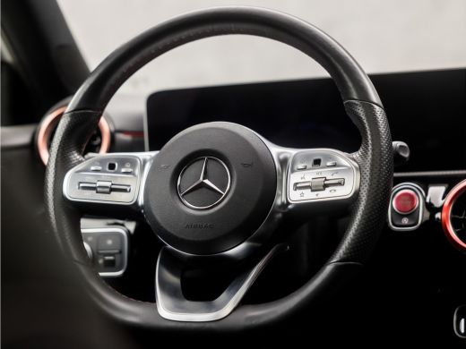 Mercedes A-Klasse 180 AMG Sport Automaat (SCHUIFDAK, APPLE CARPLAY, GROOT NAVI, CAMERA, LEDER/ALCANTARA, WIDE SCREE... ActivLease financial lease
